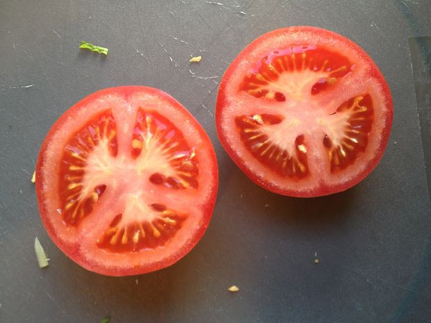 Nếu bạn vẫn loay hoay không biết nên bảo quản cà chua dùng dở dang thế nào thì đây là bí quyết
