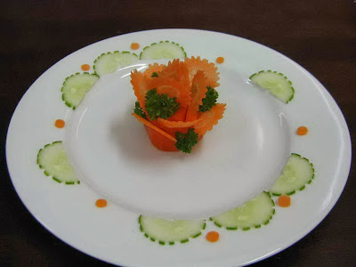 Món ăn ngon: Nghệ thuật trang trí đĩa bằng hoa hồng xếp lớp