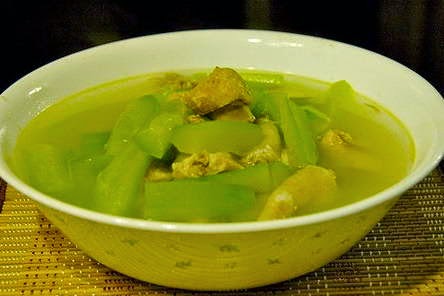 canh bí xanh nấu cổ đầu cánh gà