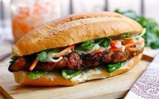 Bánh mì kẹp thịt bò nướng