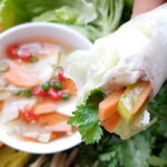 Cá hấp muối cuốn rau sống bánh tráng