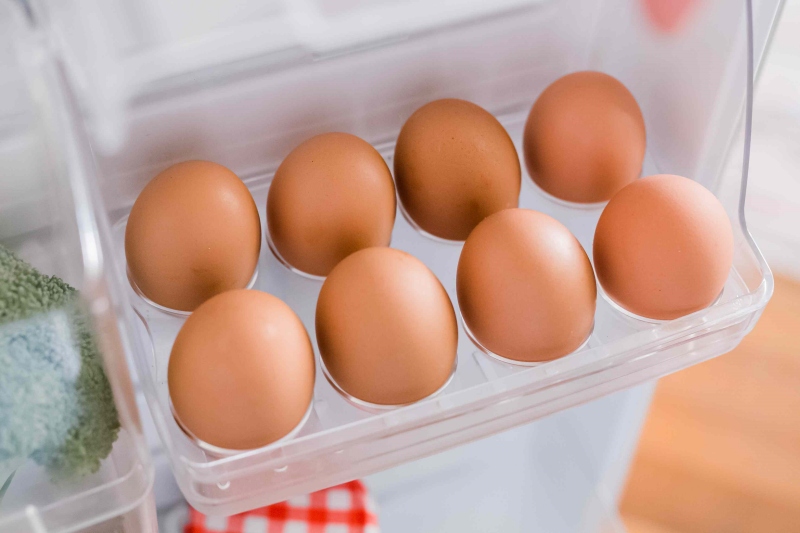 Lý do không nên để trứng ở cánh tủ lạnh